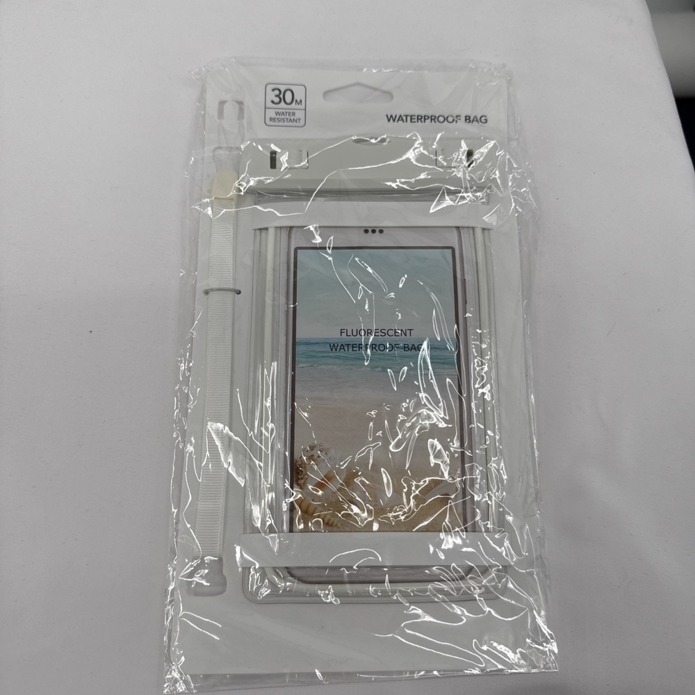 NEW IN PKG. NIP WATERPROOF BAG FOR SMARTPHONES  (Non Max/Pro Size)